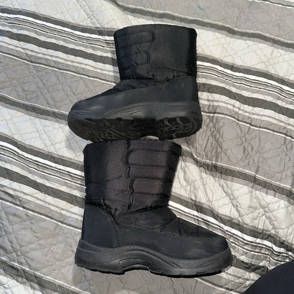 World Famous Sports Kids Youth Black Snow Boots Velcro Closing - Winter Boots